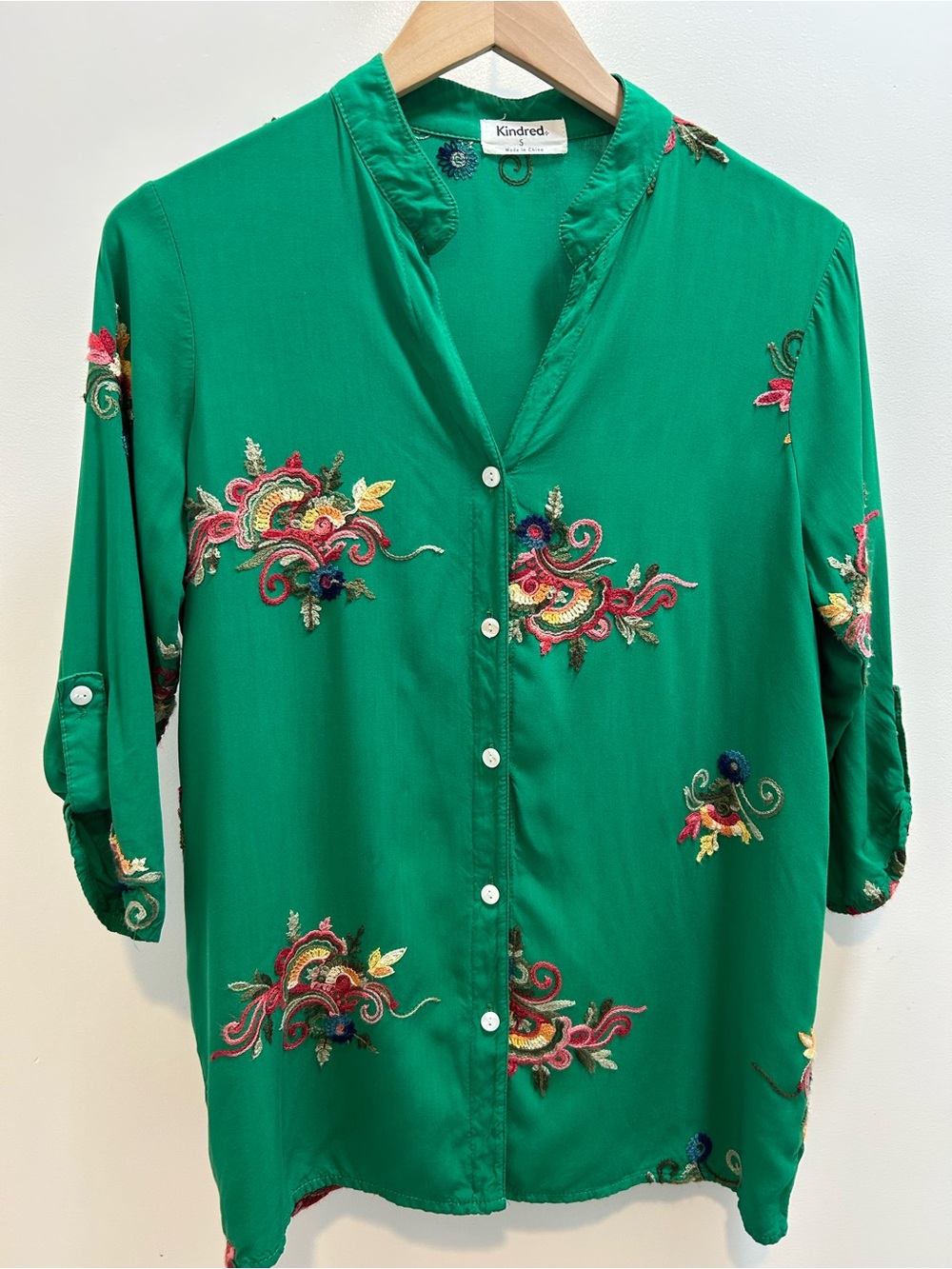 Kindred emerald green button front top with floral embroidery women’s S